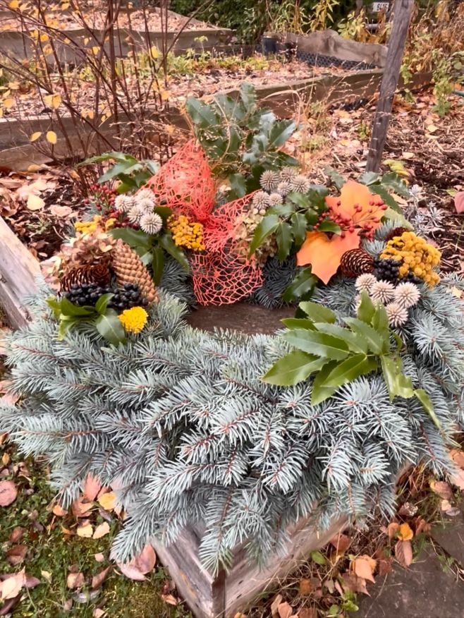 Jojo kouzlení Dušiček 🍂 … moje náplň posledních dní, … ještě více než kdy jindy mně pohlcuje melancholie … nostalgie … a...