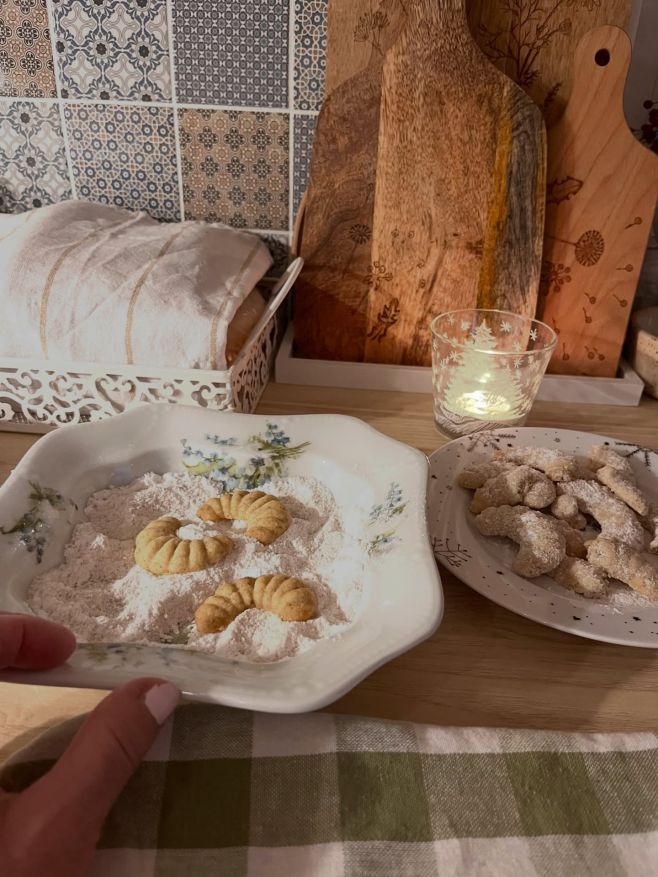 … nahlédnutí do příběhu vanilkových rohlíčků z ručně vytvořené dřevěné formičky 🧡🧡🧡 #vanocni #rucnitvorba #home...